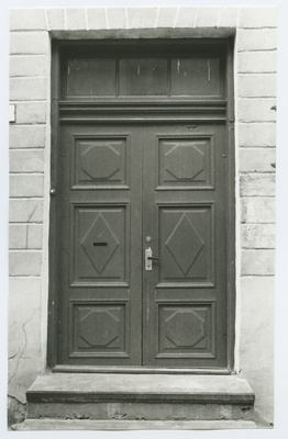 Tallinn. Toom-Kooli tn 9 house outdoor door  duplicate photo
