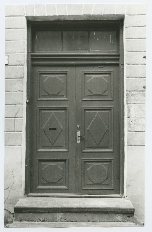 Tallinn. Toom-Kooli tn 9 house outdoor door
