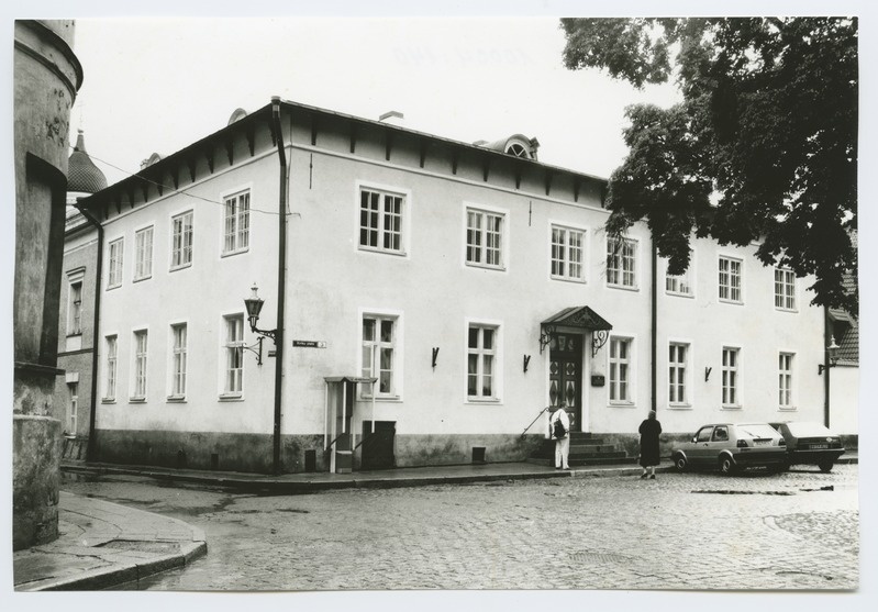 Tallinn. House Bishop 5 and church square 3 at the corner