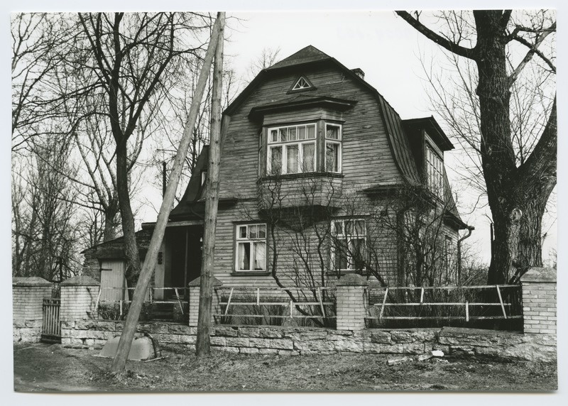 Tallinn. Old wooden house with 3a mansard corner racing