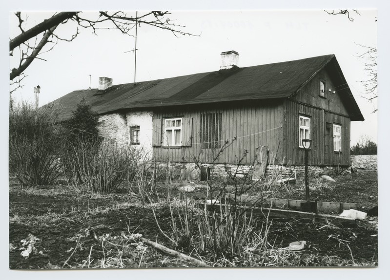 Tallinn. Mountain tn. 5. The back of the old one-off wooden house and the garden