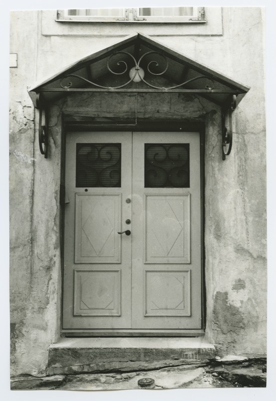 Tallinn. Castle area 3 house outdoor door