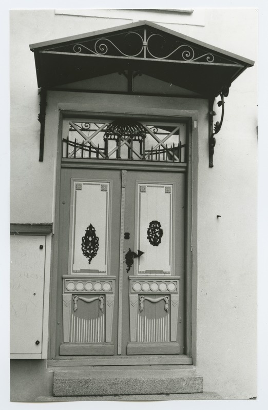 Tallinn. Castle area 6 outdoor doors