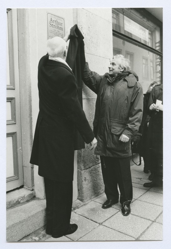 Tallinn. Opening of the Arthur Ströhm memorial plate Long tn. 9 houses. Lennart Meri and Jaak Tamm remove the cover from the memory plate