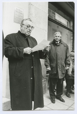 Tallinn. Opening of the Arthur Ströhm memorial plate Long tn. 9 houses. Photo by Carl Gustav Ströhm (Sohn of Arthur Ströhm)  duplicate photo