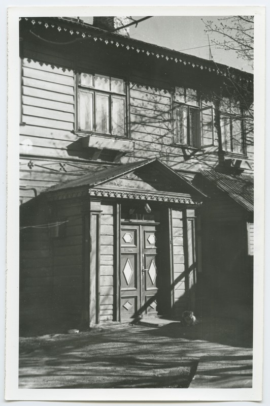 Sakala t. 13 door of the courtyard house