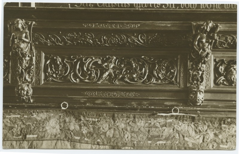 Friisi detail, woodworking on the wall of Raekoja hall.