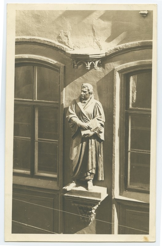 M.Luther, full-floor sculpture on the Fassade of the Kanuti Gild House, Long Street 20.