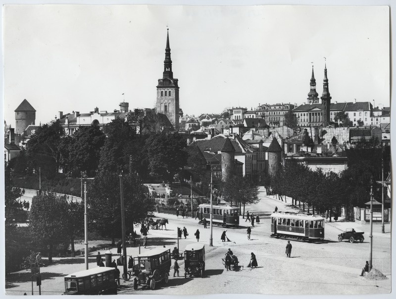 View of the crossing point of Viru Street and Pärnu Road.