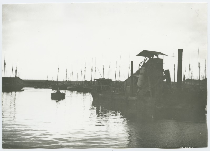 The port of Tallinn, in the forefront of the deepener, in the back of the sails, about 1910.