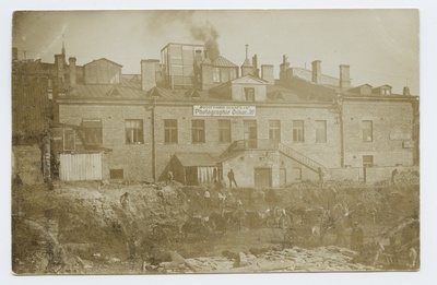 Construction of the Saarinen house on Pärnu highway.  duplicate photo