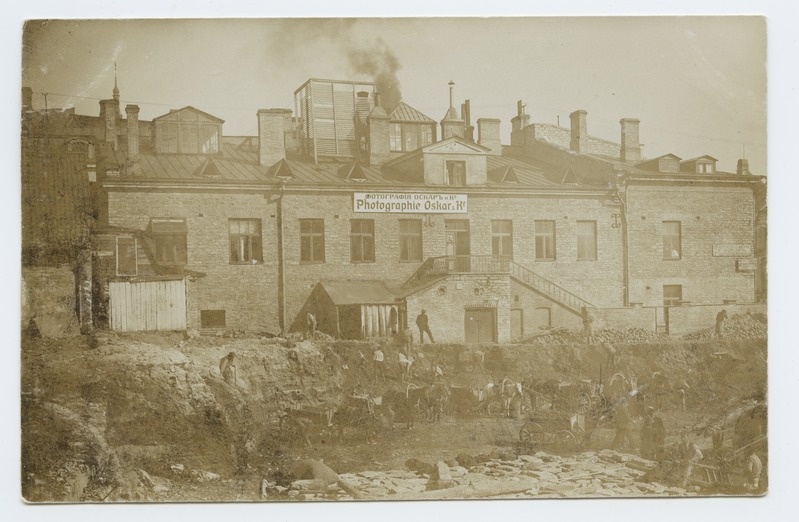 Construction of the Saarinen house on Pärnu highway.