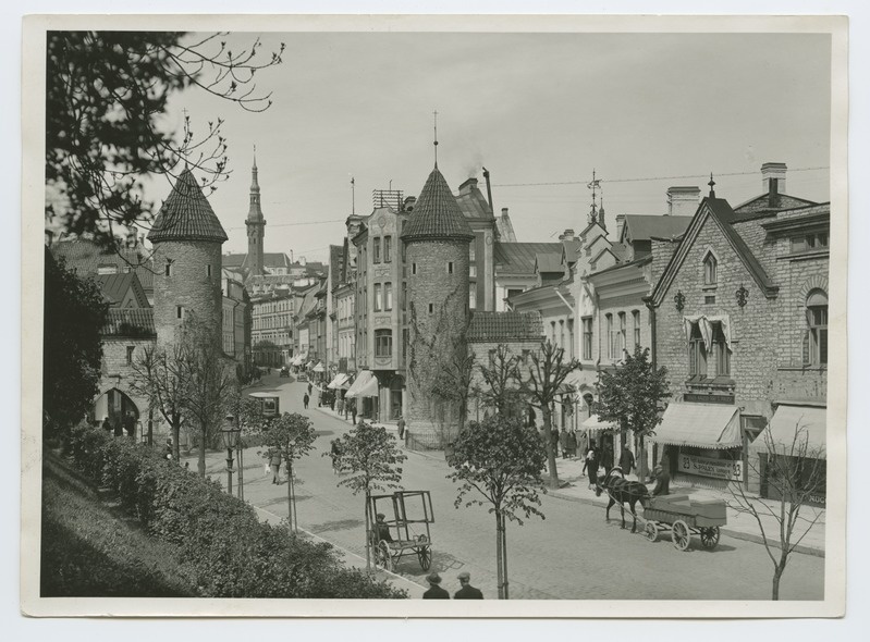 Viru gates, view towards the Raekoja.