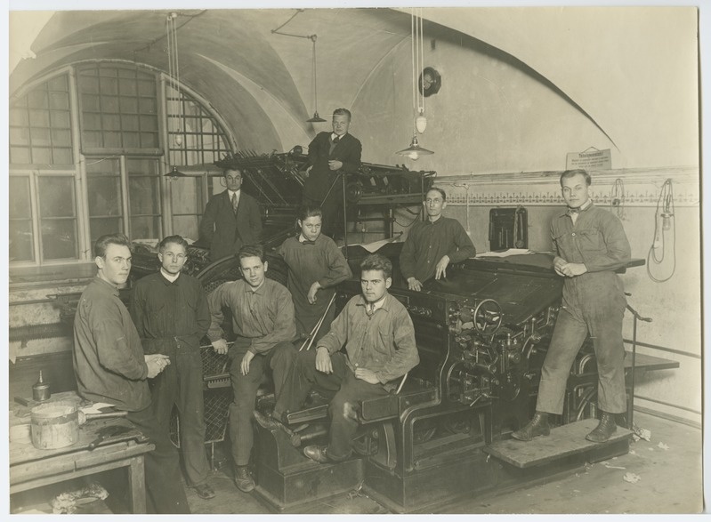I. Paalmann printing house, indoor views with machines and employees.