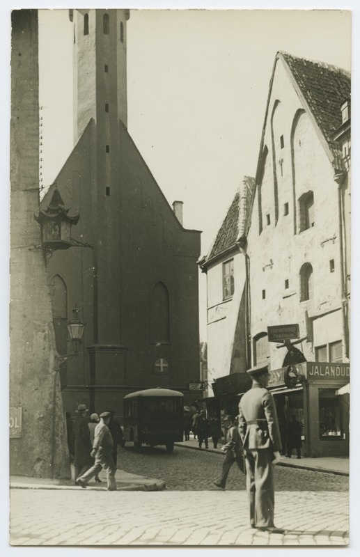 The neck of the Old Market, view towards the Raekoja.