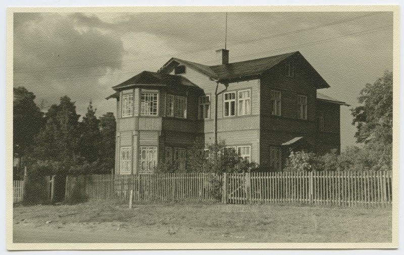 Double wooden house on the way to Männiku.