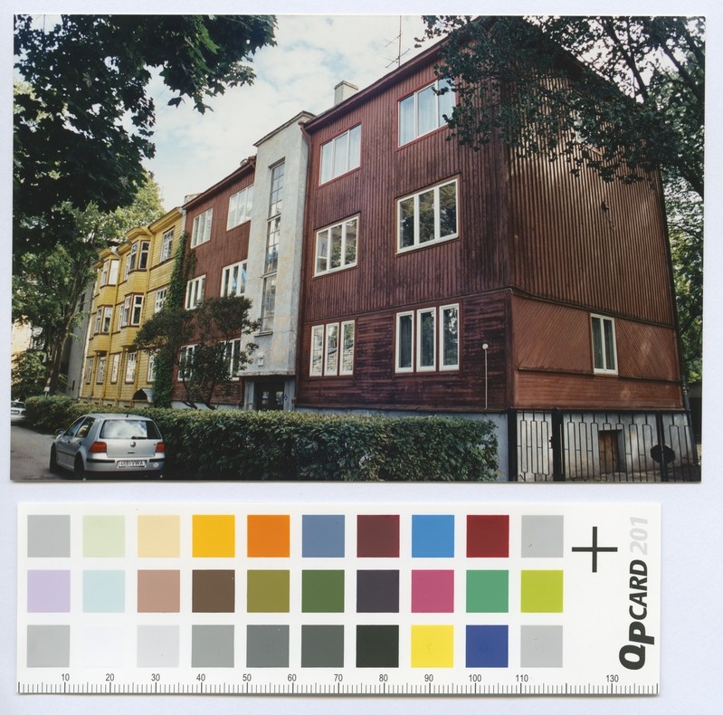 Lätte Street 7. A three-fold wooden building with a staircase of stone.