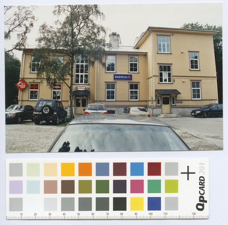 Kentmann Street No. 6B. Restored wooden house. The car park in front of the house.
