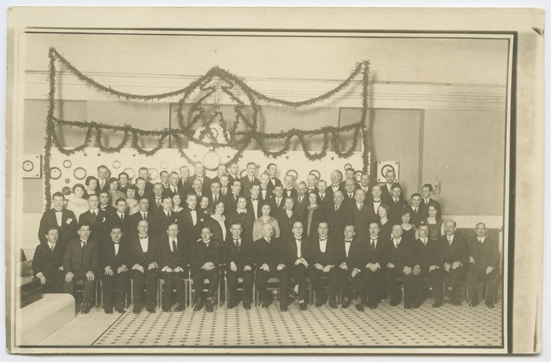 Power station (?) Group picture of the institution's office.