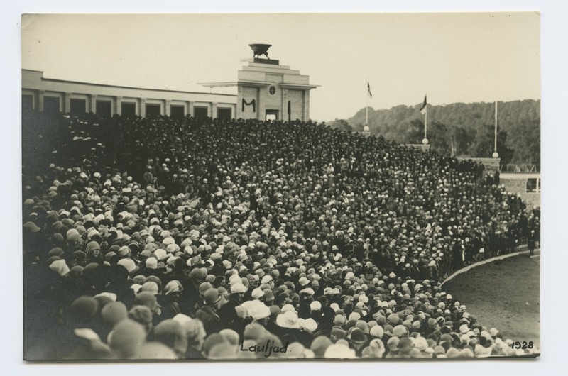 Estonian IX general song festival, singers on the song row.