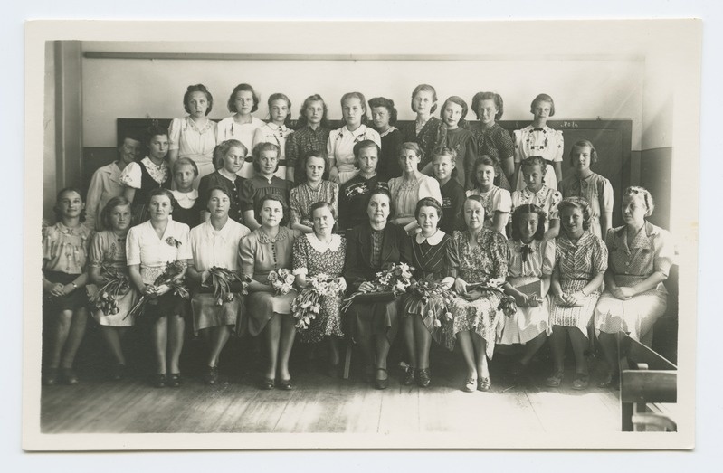 Hiiu School VI class students and teachers.
