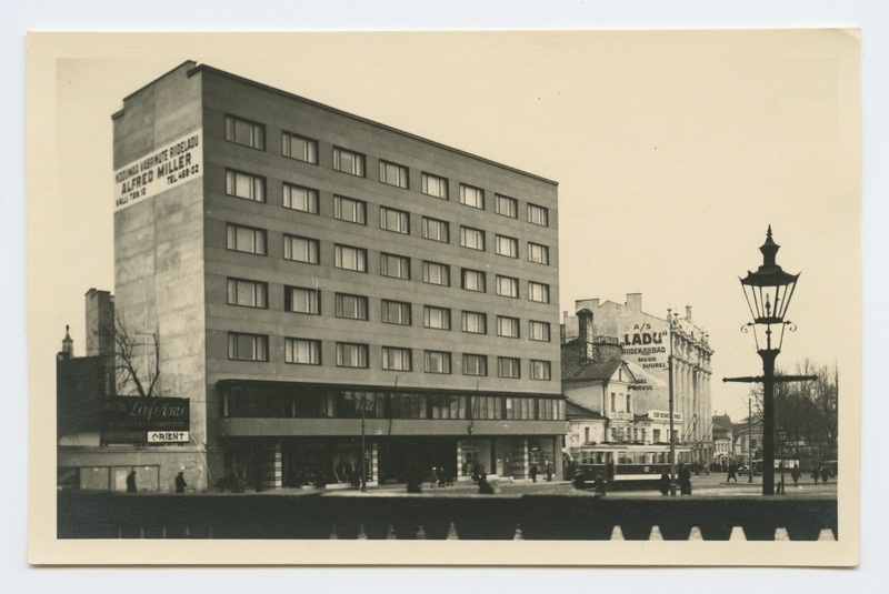 View Pärnu mnt. And to the crossing place of Valli Street.