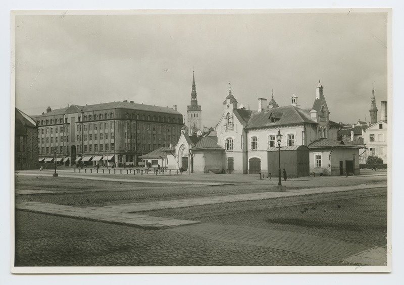 Market building on Pärnu highway, on the left of Pärnu mnt. 10 buildings.