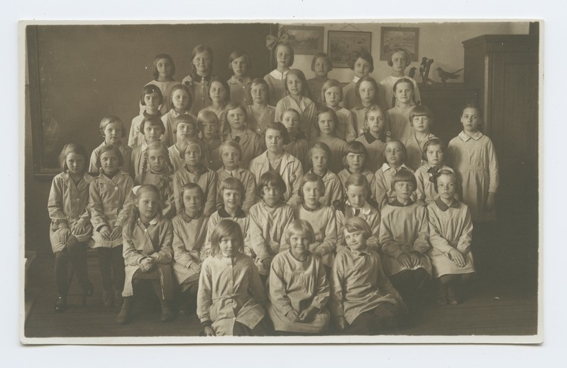 Group picture of students in Tallinn's 12th primary school.