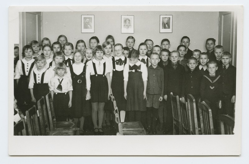 Group picture of students in Tallinn's 12th primary school.