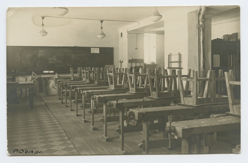 Interior view of the crafts class of the sons.