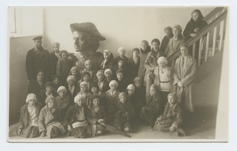 Schoolchildren tour at Peeter I house in Kadriorus, background to Peeter I büst.