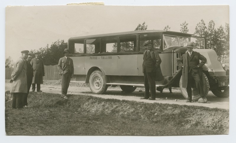 Pärnu-Tallinn omnibus, a group of men standing by it.