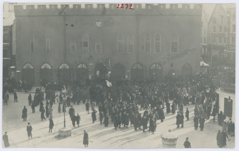 Demonstrators have reached the Raekoja square