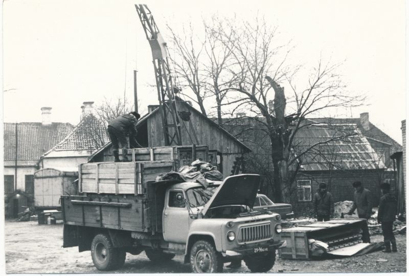 Photo. Construction of Kingissepa ATJ in 1976. Unloading of equipment.