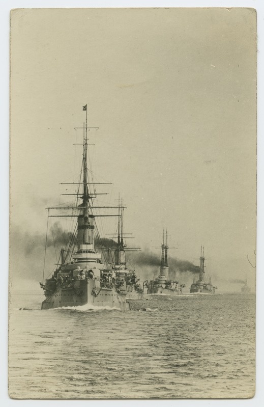 The cruise caravan on the sea, four bases in each other's rock water, fifth.