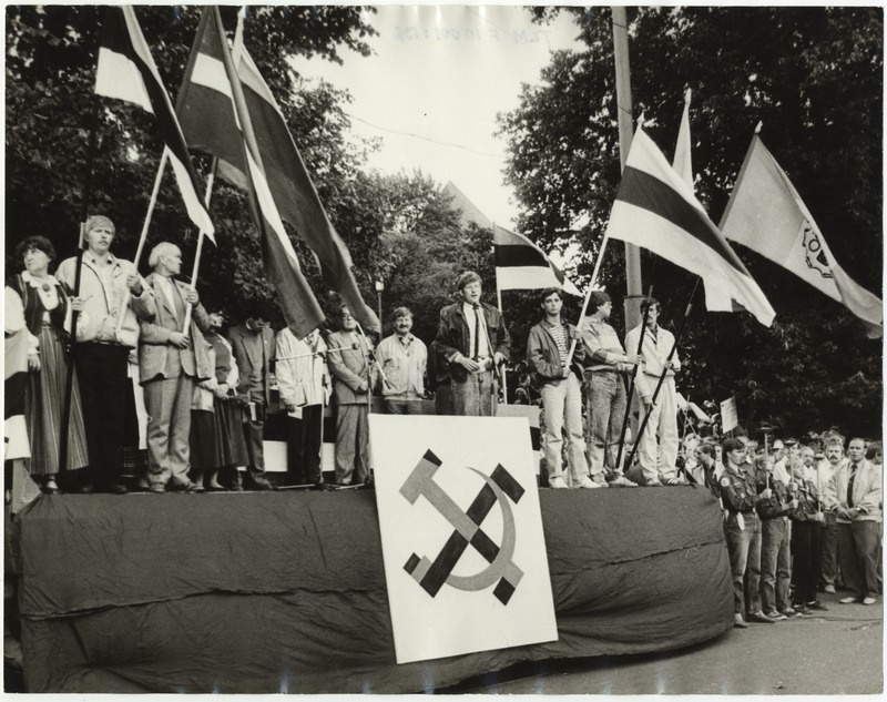 The area of freedom. At the forefront of the tribute with flags and performers 20. August 1990