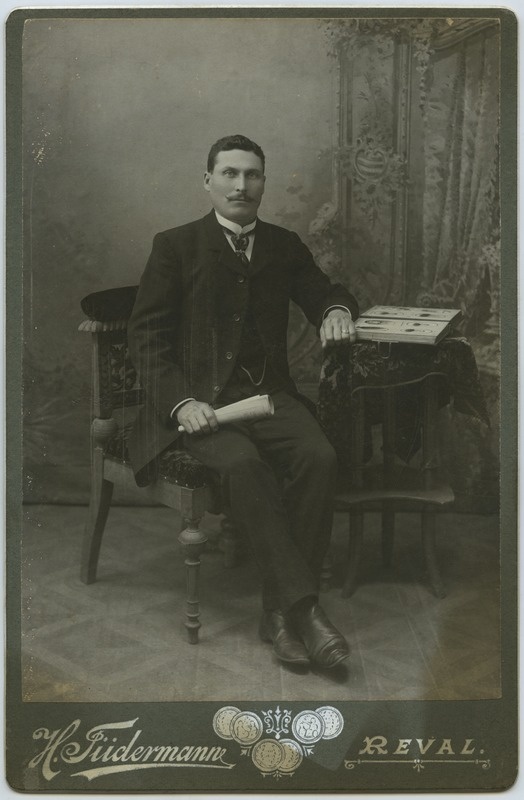 A man's full portrait