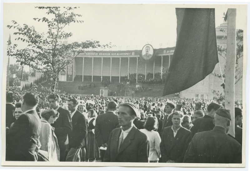The 1950 singing festival in Tallinn, the view of the singing hall on the right side, is performed by male choirs.