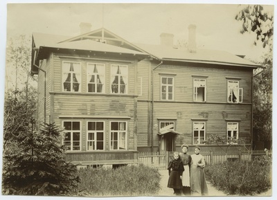 Tallinn, Tõnismäe Street 1a, Romberg Kõrvi house, 3 women in front of the house.  similar photo