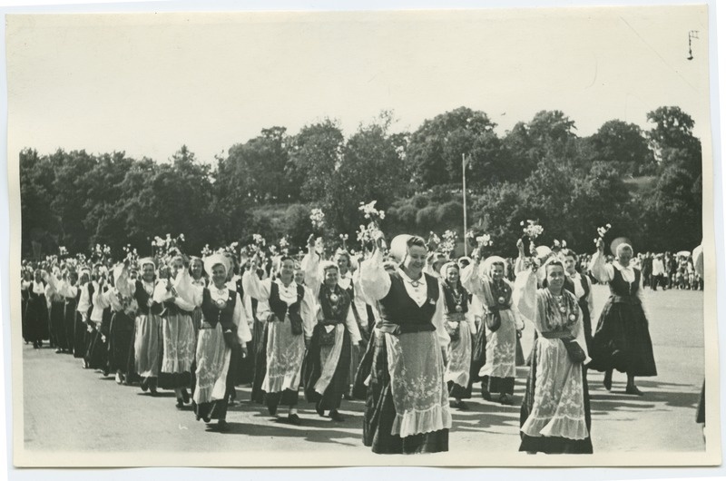 The 1950s song festival in Tallinn, the women's choir "Ilo" of the cultural building called J.Tomb in the Winning Square.
