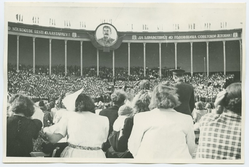 The 1950 song festival in Tallinn, the view of the songboard, presents mixed choirs.