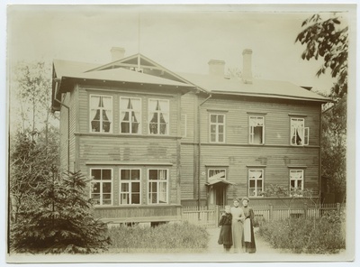 Tallinn, Tõnismäe Street 1a, Romberg Kõrvi house, 3 women in front of the house.  duplicate photo