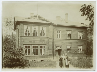 Tallinn, Tõnismäe Street 1a, Romberg Kõrvi house, 3 women in front of the house.  similar photo