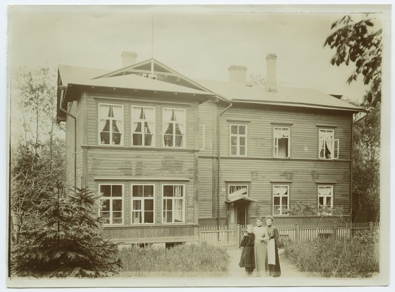 Tallinn, Tõnismäe Street 1a, Romberg Kõrvi house, 3 women in front of the house.