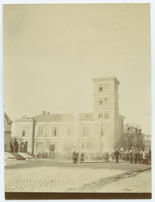Spring exercises in the Russian market, in front of the sprinkler house of the Tallinn Free Fire Fire Fire.  similar photo