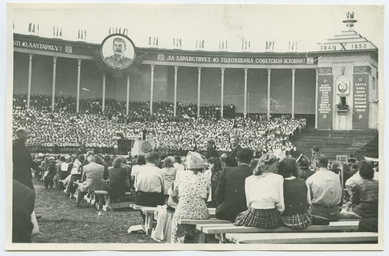 The 1950 song festival in Tallinn, the view of the songboard, presents mixed choirs.