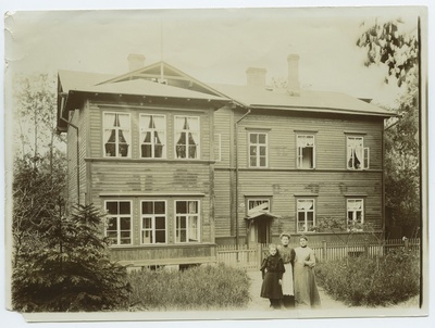 Tallinn, Tõnismäe Street 1a, Romberg Kõrvi house, 3 women in front of the house.  duplicate photo