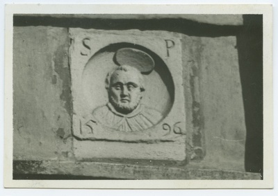 Holy Peter, portrait of rock jef, anno 1596, Raekoja Street 1 façade.  duplicate photo