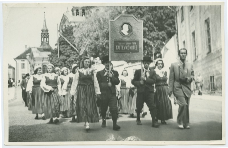 1950 singing festival in Tallinn, Tallinn City TSN Executive Committee mixed choir on the train.