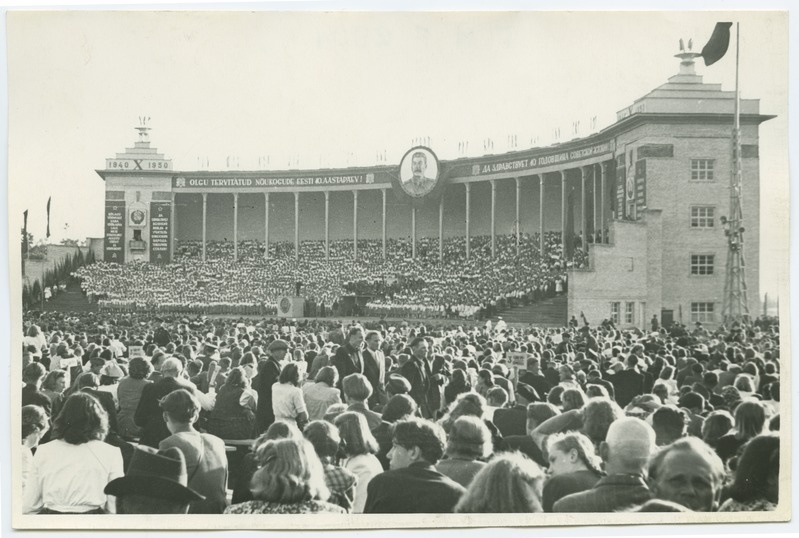 The 1950 singing festival in Tallinn, the view of the singing hall on the right side, has different children's choirs.